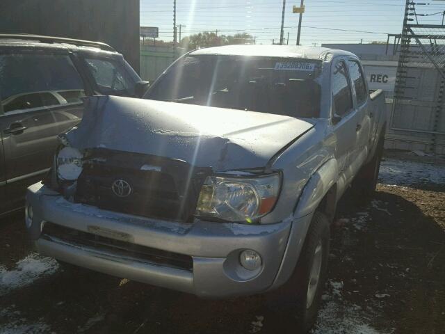 3TMLU42N98M018491 - 2008 TOYOTA TACOMA DOU SILVER photo 2