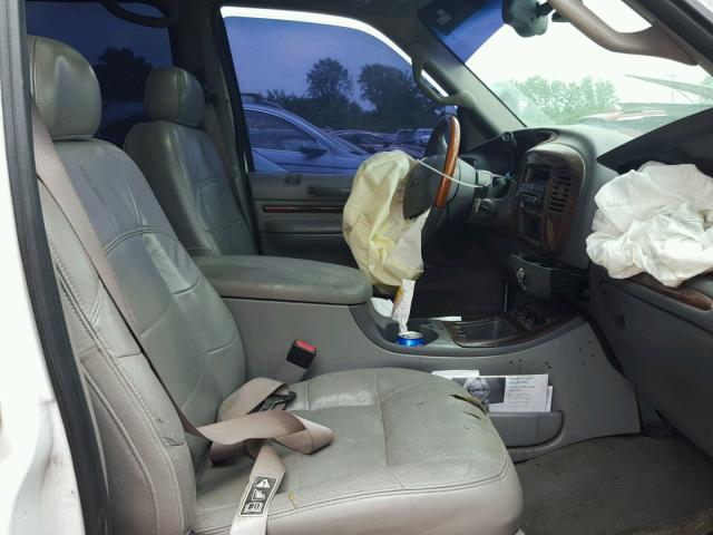 5LMEU27R92LJ02613 - 2002 LINCOLN NAVIGATOR Weiß Foto 5