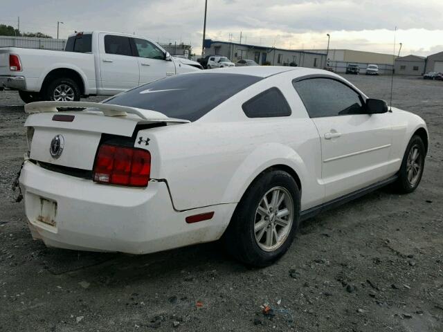 1ZVFT80N365230331 - 2006 FORD MUSTANG WHITE photo 4