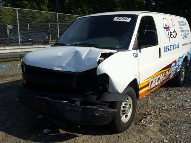 1GCWGFBA1B1163171 - 2011 CHEVROLET EXPRESS G2 WHITE photo 2
