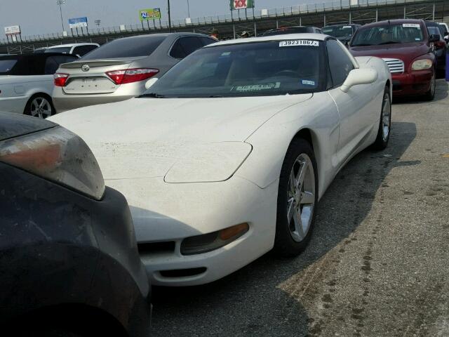 1G1YY22G025127122 - 2002 CHEVROLET CORVETTE WHITE photo 2