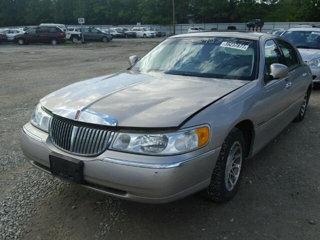 1LNHM82W22Y629203 - 2002 LINCOLN TOWN CAR BEIGE photo 2