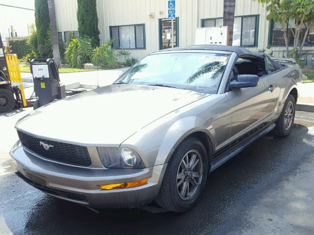 1ZVFT84N855252401 - 2005 FORD MUSTANG BROWN photo 2