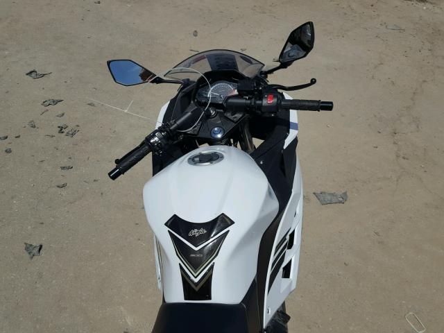 JKAEX8A1XHDA31586 - 2017 KAWASAKI EX300 A WHITE photo 5