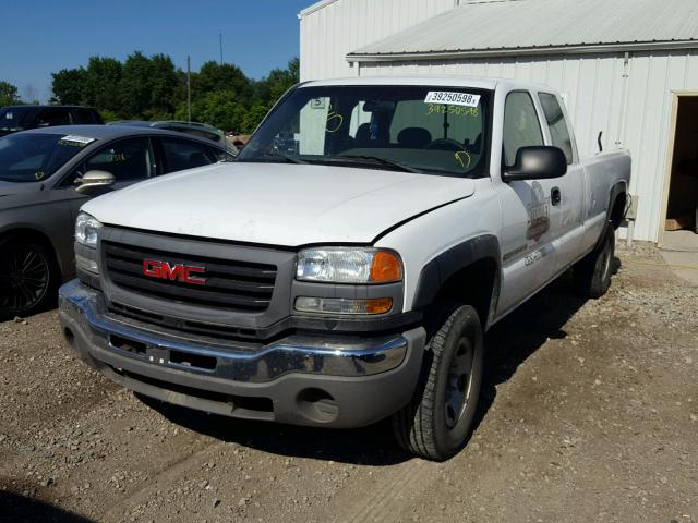 1GTHC29U96E233303 - 2006 GMC SIERRA C25 WHITE photo 2