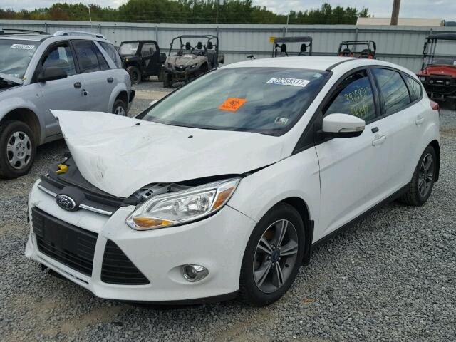 1FADP3K21EL128661 - 2014 FORD FOCUS SE WHITE photo 2