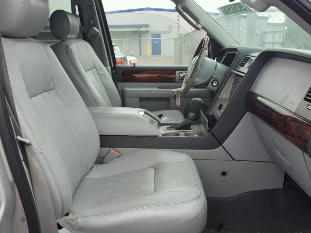 5LMFU27R74LJ34144 - 2004 LINCOLN NAVIGATOR SILVER photo 5
