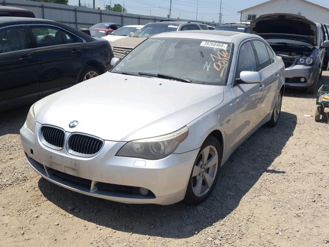 WBANF33597CW69550 - 2007 BMW 525 XI Silber Foto 2