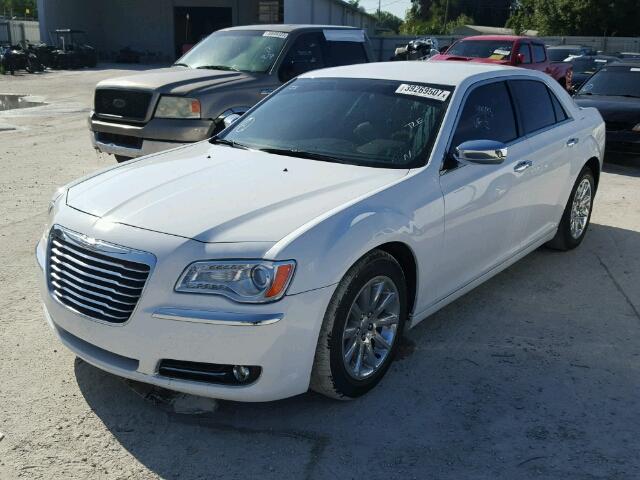 2C3CCAEG3EH303765 - 2014 CHRYSLER 300C WHITE photo 2