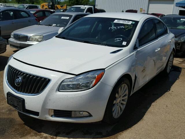 2G4GR5EK5C9122600 - 2012 BUICK REGAL WHITE photo 2