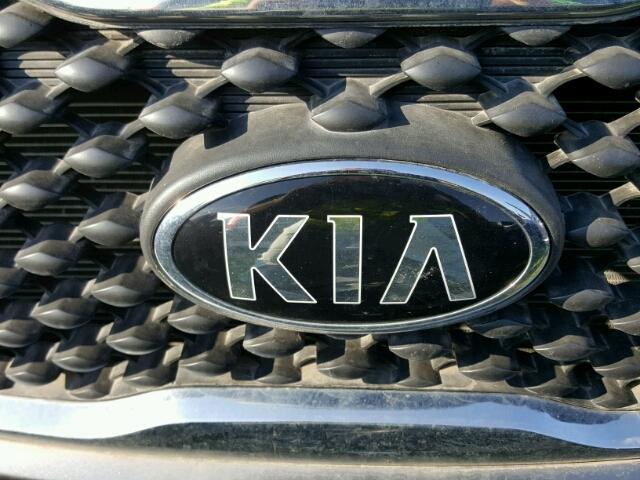 5XYPGDA52HG246212 - 2017 KIA SORENTO LX GRAY photo 9