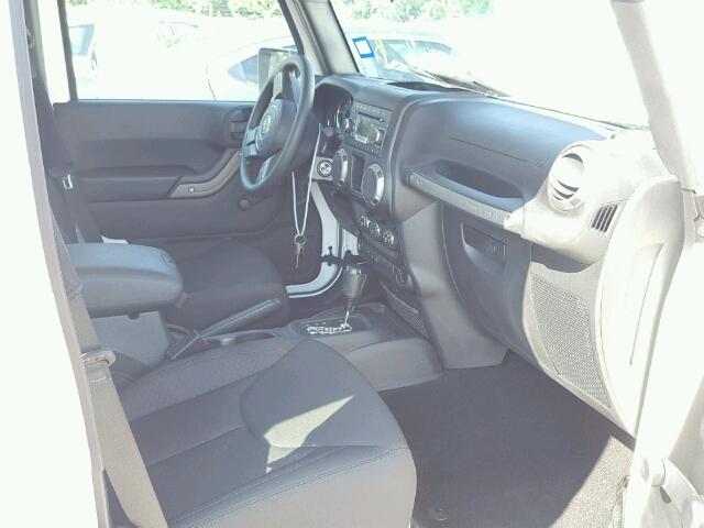 1C4BJWDG8HL540075 - 2017 JEEP WRANGLER U WHITE photo 5