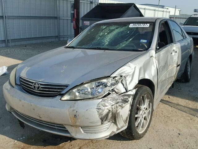 4T1BE32K95U613577 - 2005 TOYOTA CAMRY LE ვერცხლისფერი ფოტო 2