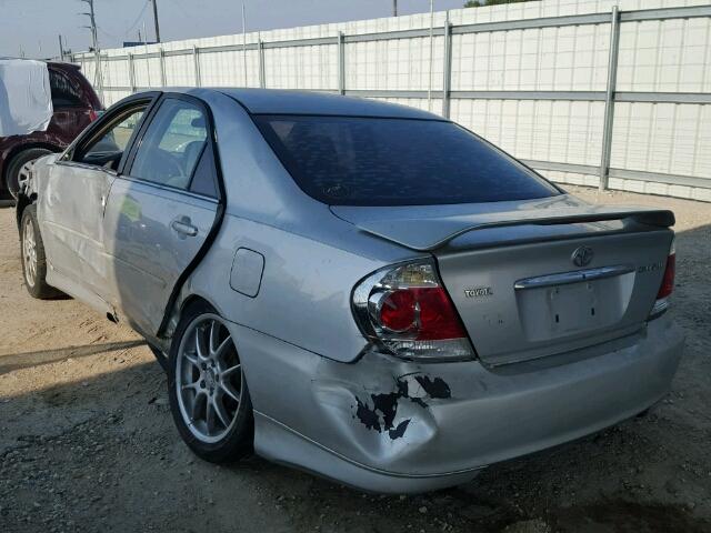 4T1BE32K95U613577 - 2005 TOYOTA CAMRY LE ვერცხლისფერი ფოტო 3