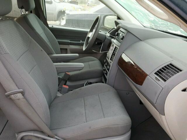 2A4RR4DE1AR315210 - 2010 CHRYSLER TOWN & COU BLUE photo 5