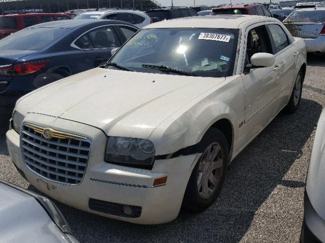 2C3JA53G95H636186 - 2005 CHRYSLER 300 WHITE photo 2