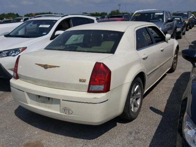 2C3JA53G95H636186 - 2005 CHRYSLER 300 WHITE photo 4