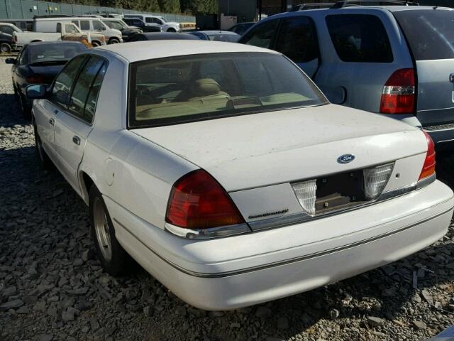 2FAFP74W2WX142752 - 1998 FORD CROWN VICT WHITE photo 3