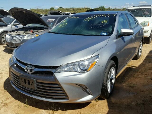 4T4BF1FK1FR494720 - 2015 TOYOTA CAMRY SILVER photo 2