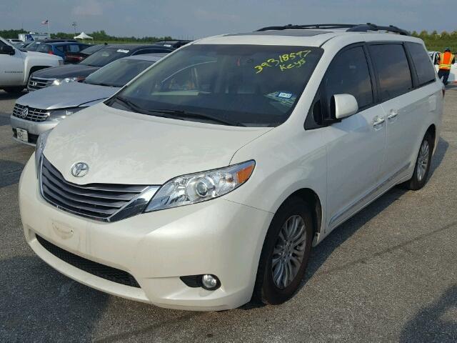 5TDYK3DC9FS686905 - 2015 TOYOTA SIENNA XLE WHITE photo 2