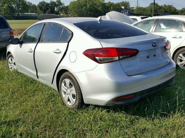 3KPFK4A7XHE133584 - 2017 KIA FORTE SILVER photo 3