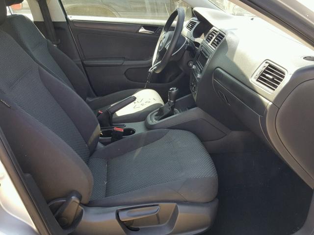 3VW1K7AJ3DM250315 - 2013 VOLKSWAGEN JETTA BASE Արծաթագույն լուսանկար 5