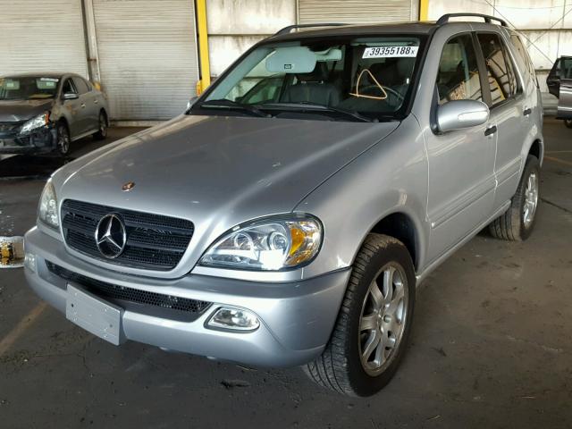 4JGAB54E72A318756 - 2002 MERCEDES-BENZ ML 320 SILVER photo 2