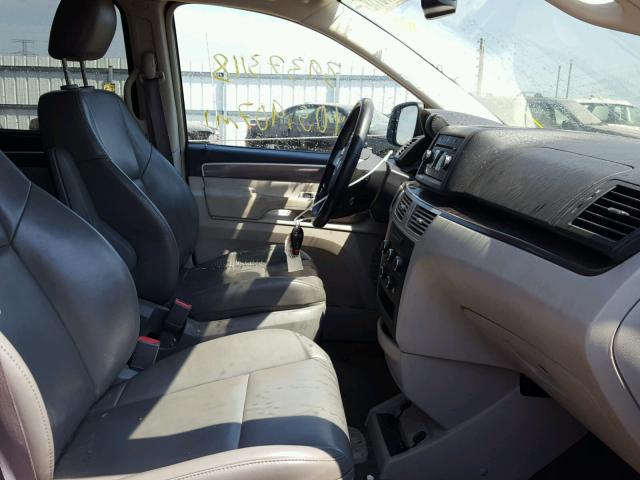 2V4RW3D15AR250759 - 2010 VOLKSWAGEN ROUTAN SE GRAY photo 5