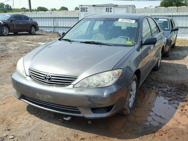 JTDBE32K663053237 - 2006 TOYOTA CAMRY GRAY photo 2