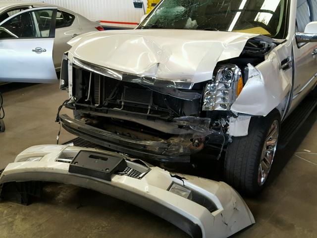 1GYS4DEF7BR190163 - 2011 CADILLAC ESCALADE P WHITE photo 9