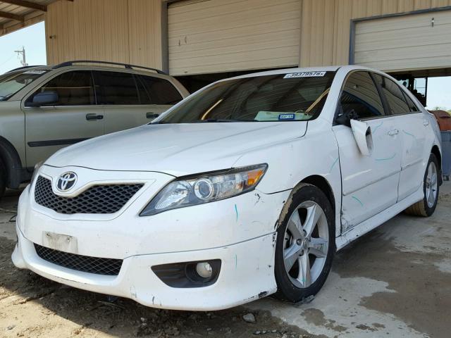 4T1BK3EK6BU628411 - 2011 TOYOTA CAMRY SE WHITE photo 2