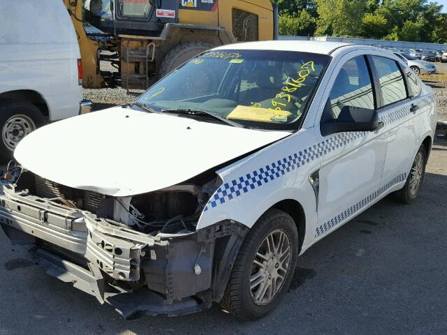 1FAHP35N18W284063 - 2008 FORD FOCUS SE WHITE photo 2