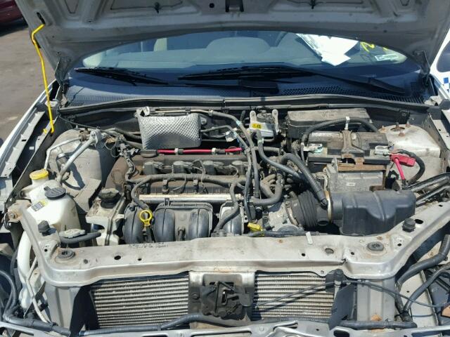 1FAHP35N18W284063 - 2008 FORD FOCUS SE WHITE photo 7