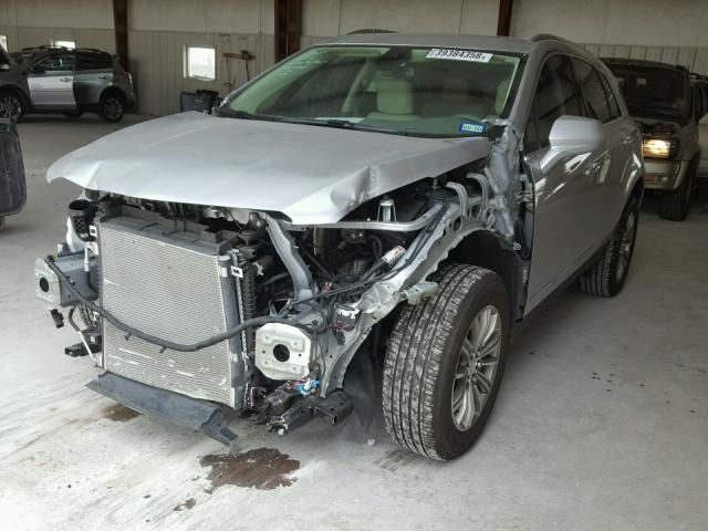 1GYKNCRS4JZ152838 - 2018 CADILLAC XT5 LUXURY SILVER photo 2