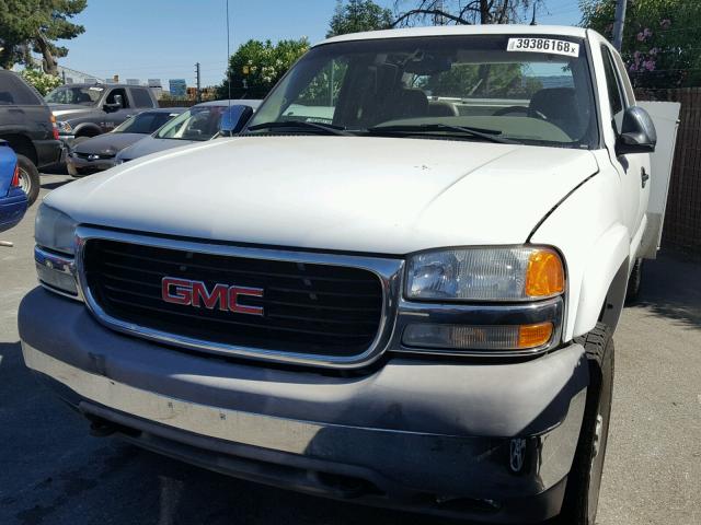 1GTHC29U22E194144 - 2002 GMC SIERRA C25 WHITE photo 2