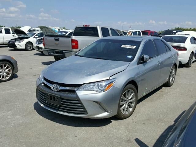 4T1BF1FK9HU743326 - 2017 TOYOTA CAMRY SILVER photo 2