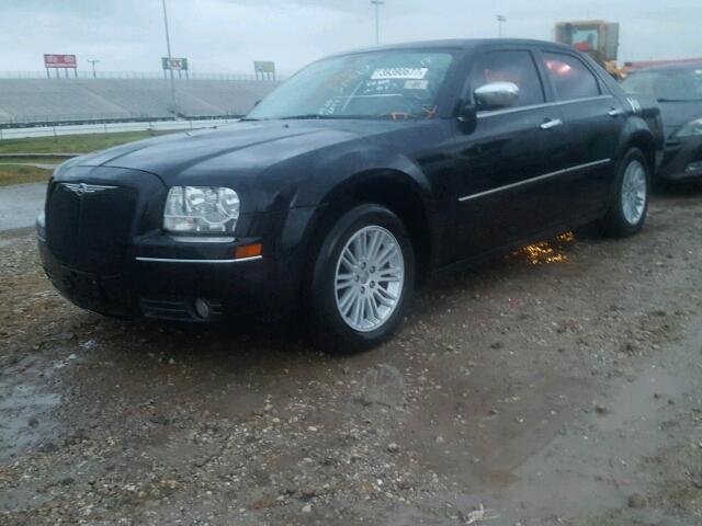 2C3CA5CVXAH164453 - 2010 CHRYSLER 300 BLACK photo 2