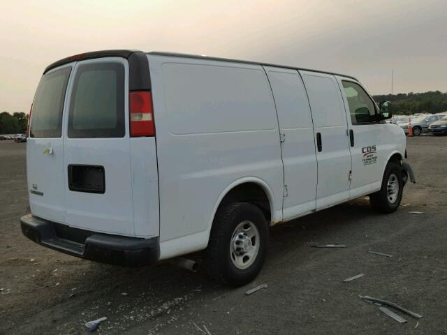 1GCGG25C181143697 - 2008 CHEVROLET EXPRESS G2 WHITE photo 4