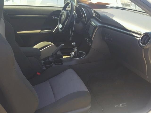 JTKJF5C74GJ018765 - 2016 TOYOTA SCION TC 白色 照片 5