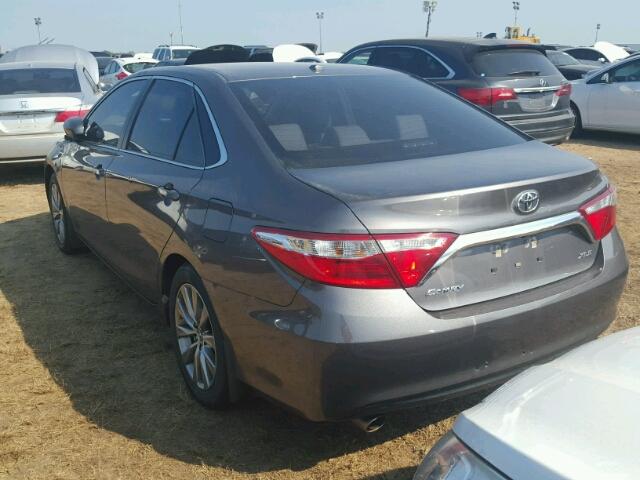 4T1BK1FK2FU556387 - 2015 TOYOTA CAMRY GRAY photo 3