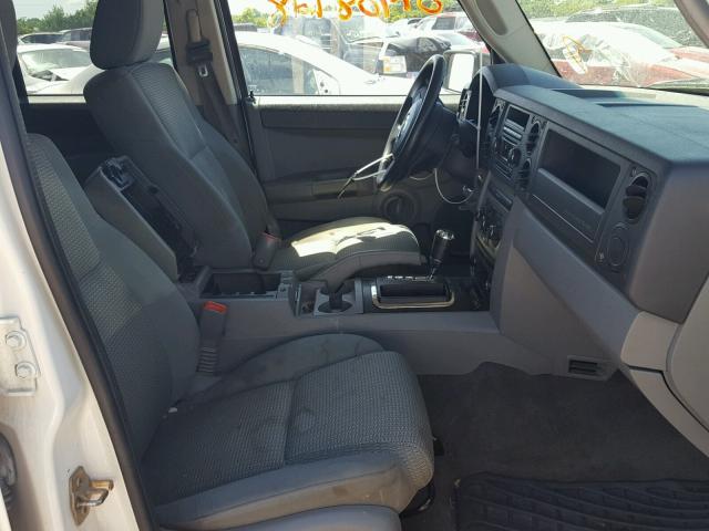1J8HG48K67C637942 - 2007 JEEP COMMANDER WHITE photo 5