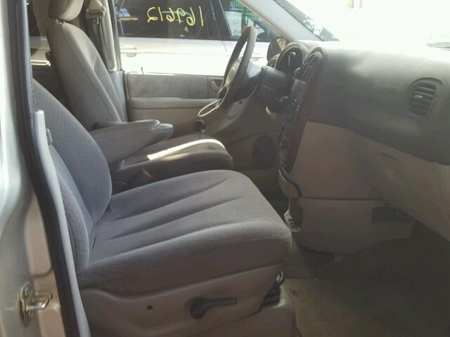 1C4GP45R35B437981 - 2005 CHRYSLER TOWN & COU GOLD photo 5