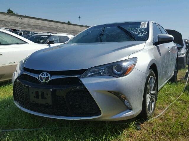 4T1BF1FK7HU705514 - 2017 TOYOTA CAMRY LE 金色 照片 2