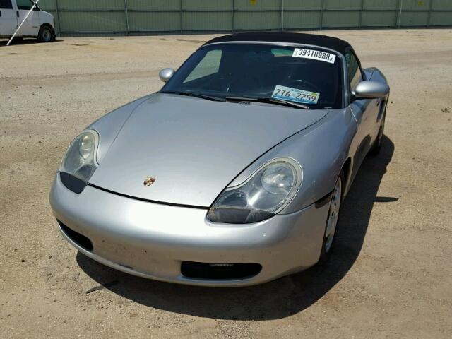 WP0CA298XYU627212 - 2000 PORSCHE BOXSTER SILVER photo 2