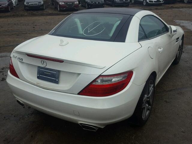 WDDPK5HA0CF013602 - 2012 MERCEDES-BENZ SLK WHITE photo 4