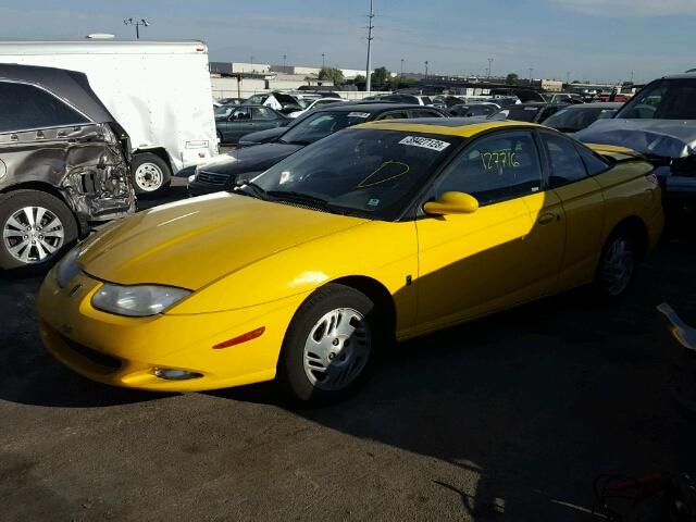 1G8ZY12751Z107889 - 2001 SATURN SC2 YELLOW photo 2