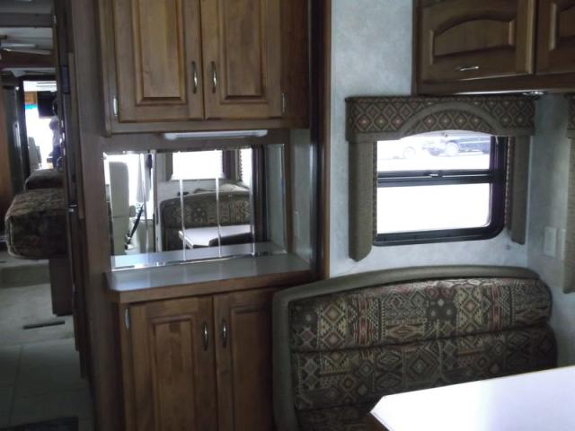 1RF21464972043640 - 2007 ROADMASTER RAIL RAISED RAI TWO TONE photo 8