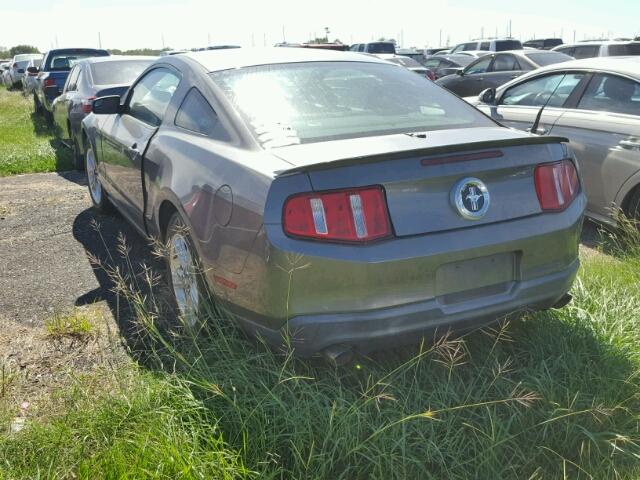 1ZVBP8AM6B5141646 - 2011 FORD MUSTANG GRAY photo 3