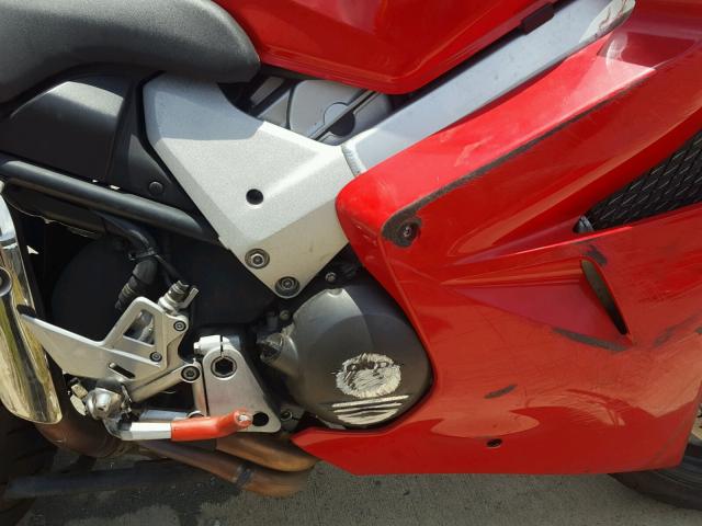 JH2RC46152M401410 - 2002 HONDA VFR800 RED photo 7