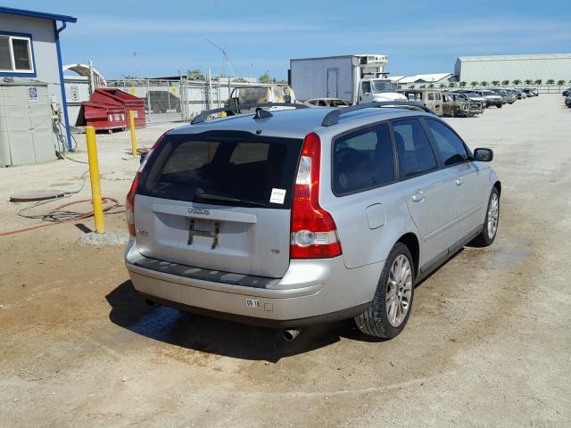 YV1MW682352092672 - 2005 VOLVO V50 T5 SILVER photo 4